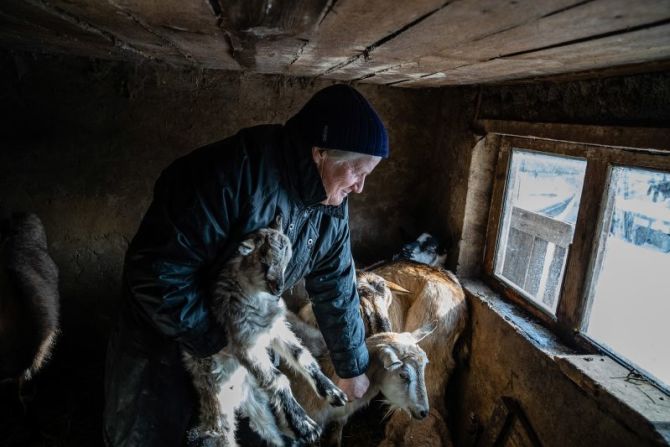 Zoya Kralya, de 66 años, es una de las últimas residentes de Vodyane, Ucrania, una pequeña aldea en el área de Donetsk. Desde que murió su marido hace unos años, vive sola y cuida de sus cabras y varios perros y gatos. "Si hay una guerra, me refugiaré en el sótano, abastecido de comida y agua en caso de que tenga que estar bajo tierra durante semanas", le dijo a Fadek. “El conflicto de 2014 y 2015 fue lo peor que experimenté en mi vida. No quiero volver a vivirlo”.