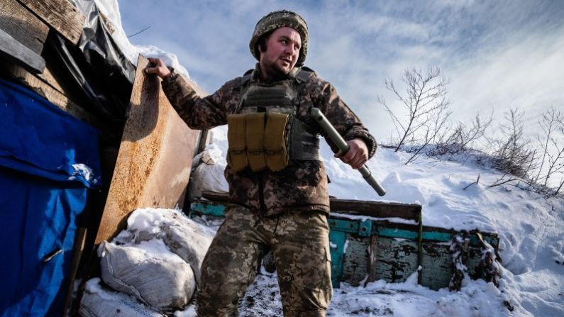 Un miembro del ejército ucraniano sostiene un periscopio mientras desciende desde un mirador cerca de Shyrokyne, Ucrania.