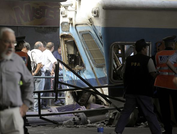 Policías y socorristas rodean el tren que se estrelló en la estación de Once, en Buenos Aires, el 22 de febrero de 2012. Se cumplen 10 años de uno de los accidentes ferroviarios más graves en la historia de Argentina.