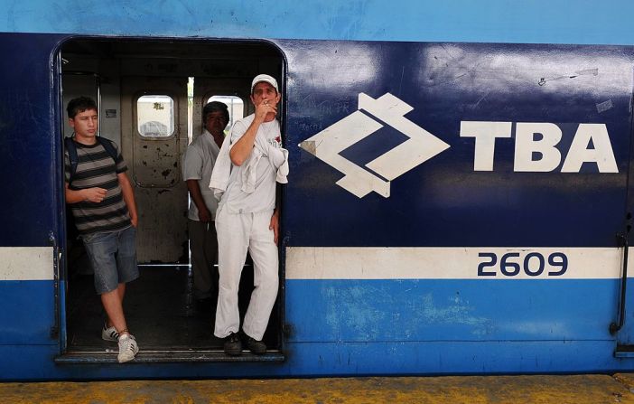 Un pasajero fuma mientras espera la salida de un tren el 23 de febrero de 2012. En el vagón se ve el logo de la extinta empresa Trenes de Buenos Aires.