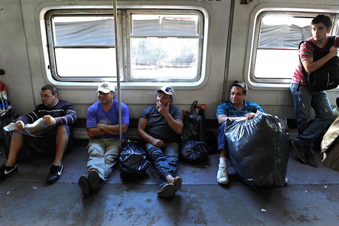 Pasajeros esperan en el vagón para la salida de un tren el 23 de febrero de 2012 en la estación de Once, Buenos Aires, un día después de la tragedia.