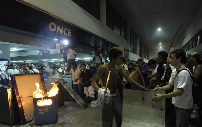 Agitadores prenden fuego a un contenedor de basura en la estación de trenes de Once en Buenos Aires el 24 de febrero de 2012, tras el retiro de la víctima 52.