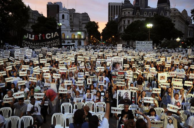 Familiares de las 52 víctimas del accidente de tren en la estación de Once se manifiestan en demanda de justicia en la plaza de Mayo de Buenos Aires el 22 de febrero de 2014, en el segundo aniversario del desastre.