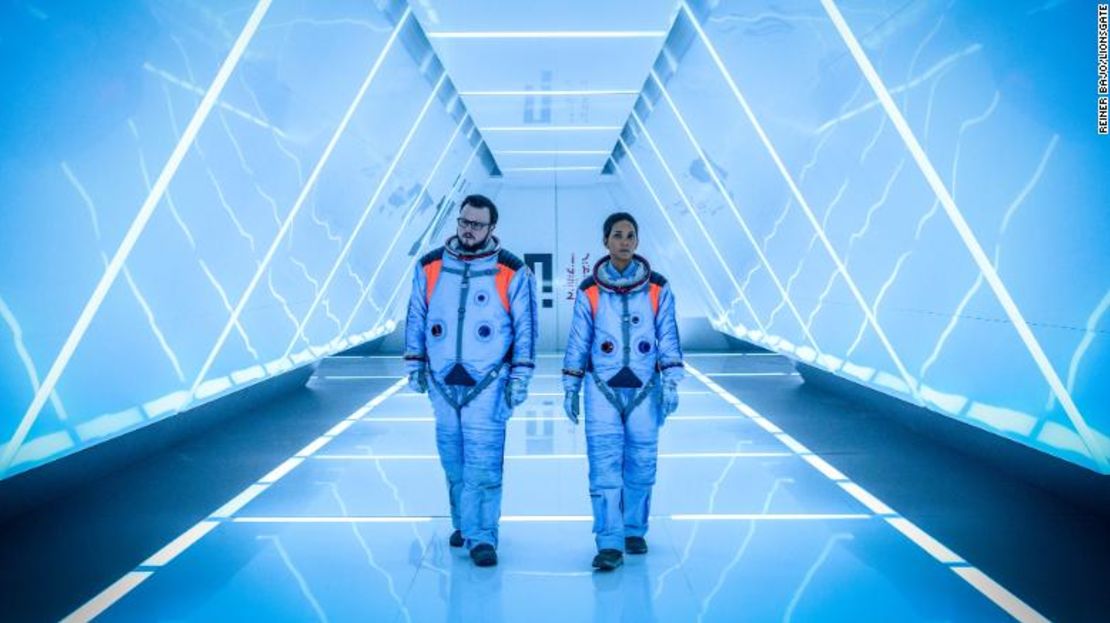 John Bradley y Halle Berry intentan salvar el mundo en la épica de ciencia ficción "Moonfall".