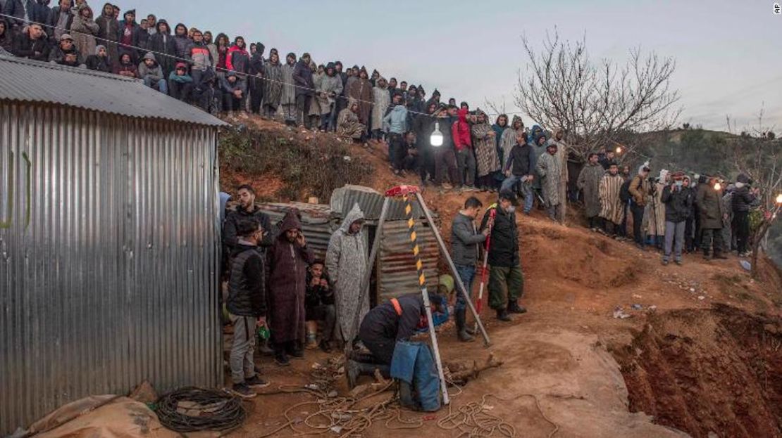 Residentes observan con preocupación mientras la Defensa Civil y autoridades locales tratan de rescatar al niño.