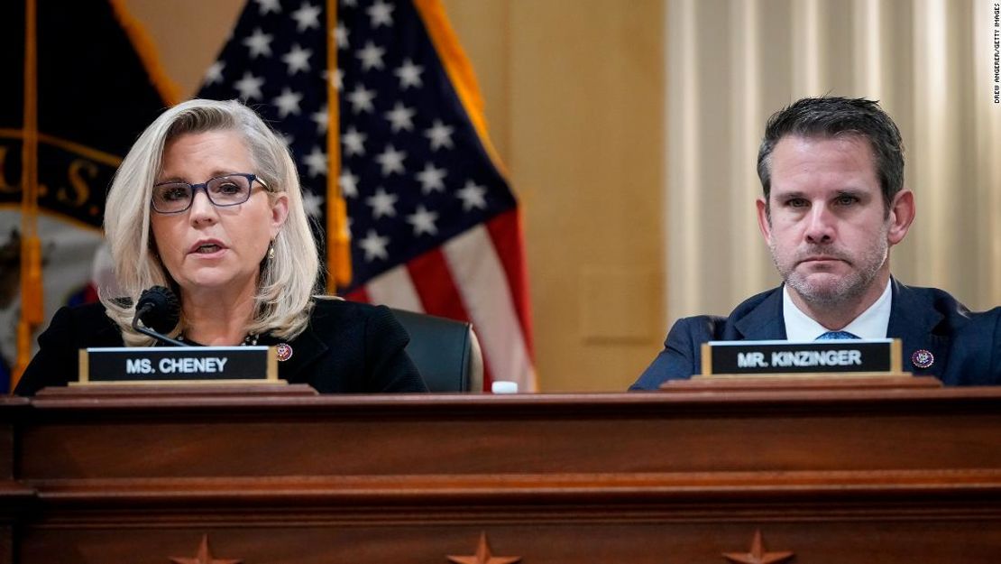 Los representantes Liz Cheney y Adam Kinzinger escuchan durante una reunión de diciembre de la comisión selecta de la Cámara que investiga el asalto al Capitolio del 6 de enero de 2021.