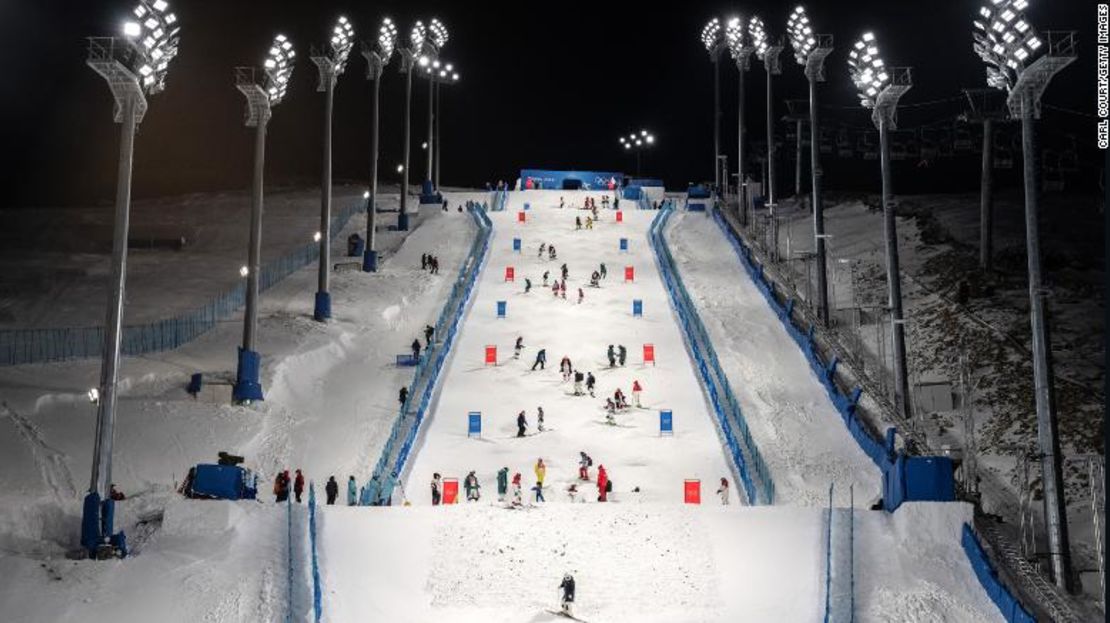 Miembros del equipo comprueban el recorrido antes de una sesión de práctica de esquí de estilo libre en el Genting Snow Park el 1 de febrero de 2022 en Zhangjiakou, China.