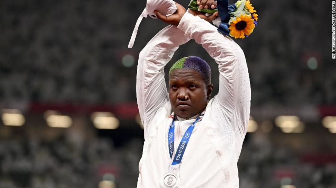 La estadounidense Raven Saunders, segunda clasificada, cruza los brazos en el podio con su medalla de plata tras competir en la prueba de lanzamiento de peso femenino durante los Juegos Olímpicos de Tokio 2020 en el Estadio Olímpico de Tokio el 1 de agosto de 2021.