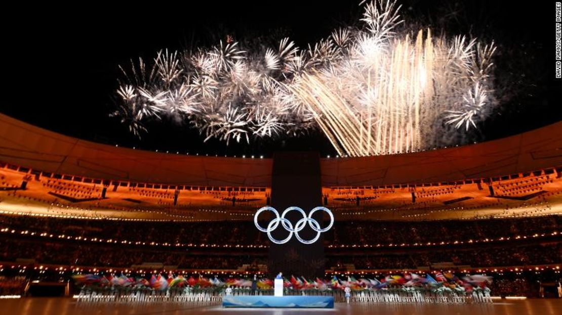 Vista general del interior del estadio mientras se lanzan fuegos artificiales durante la ceremonia de inauguración de los Juegos Olímpicos de Invierno de Beijing 2022 en el Estadio Nacional de Beijing el 4 de febrero de 2022 en Beijing, China.