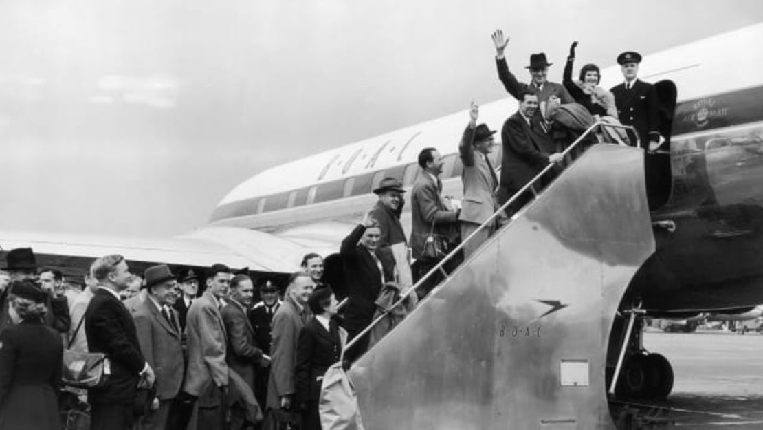 2 de mayo de 1952: Pasajeros con destino a Johannesburgo suben a un avión De Havilland Comet de la British Overseas Airways Corporation (BOAC) en el aeropuerto de Londres, en el vuelo inaugural del primer servicio regular de aviones a reacción del mundo.Crédito: Monty Fresco/Picture Post/Getty Images