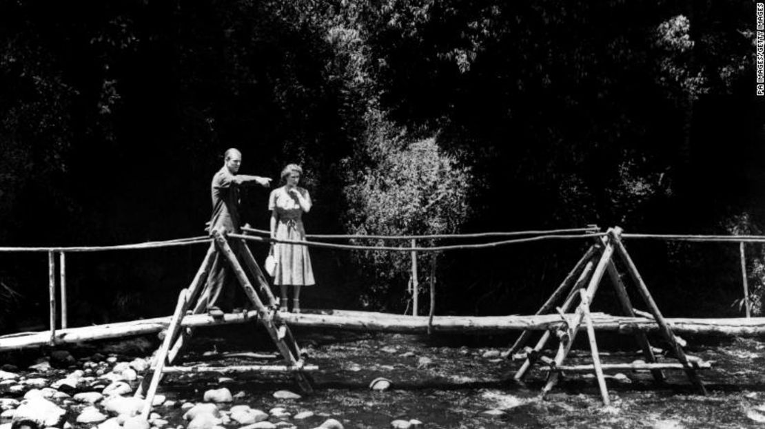 La princesa Isabel y el duque de Edimburgo se detienen en el puente rústico del Royal Lodge, en Sagana, su regalo de bodas del pueblo de Kenya.