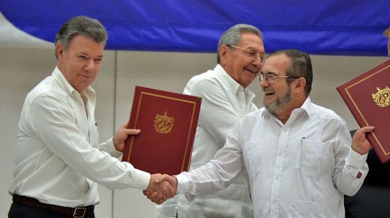 El 24 de noviembre de 2016, el presidente de Colombia, Juan Manuel Santos, y el líder máximo de la guerrilla de las FARC, Rodrigo Londoño Echeverri, alias 'Timochenko', firmaron un acuerdo de paz para ponerle fin a un conflicto de más de 52 años.