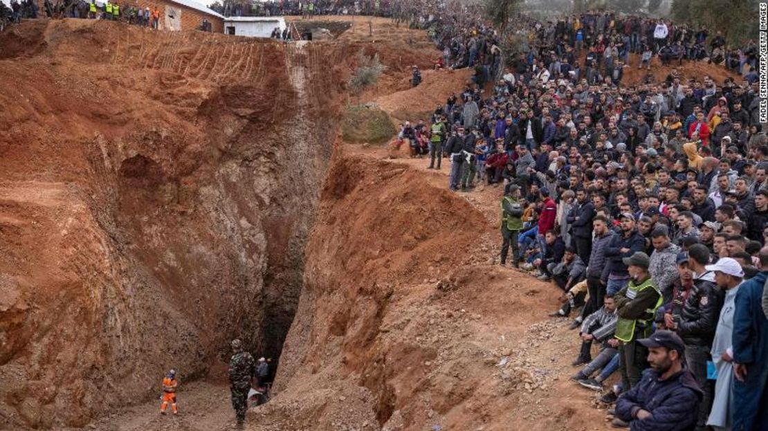 Los transeúntes observan cómo los equipos de emergencia marroquíes trabajan para rescatar a Rayan, un niño de 5 años, de un pozo el 4 de febrero.