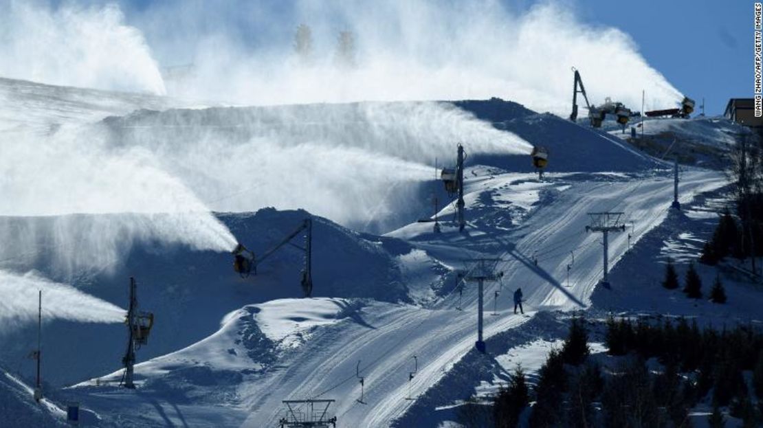 Máquinas para hacer nieve durante la Copa del Mundo de Snowboard FIS 2022 en noviembre, parte de un evento de prueba de los Juegos Olímpicos de Invierno de Beijing 2022 en el Genting Snow Park en la ciudad de Zhangjiakou.