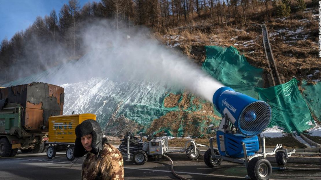 Las máquinas de nieve artificial se ponen a trabajar en enero fuera de una de las aldeas de atletas en Zhangjiakou.