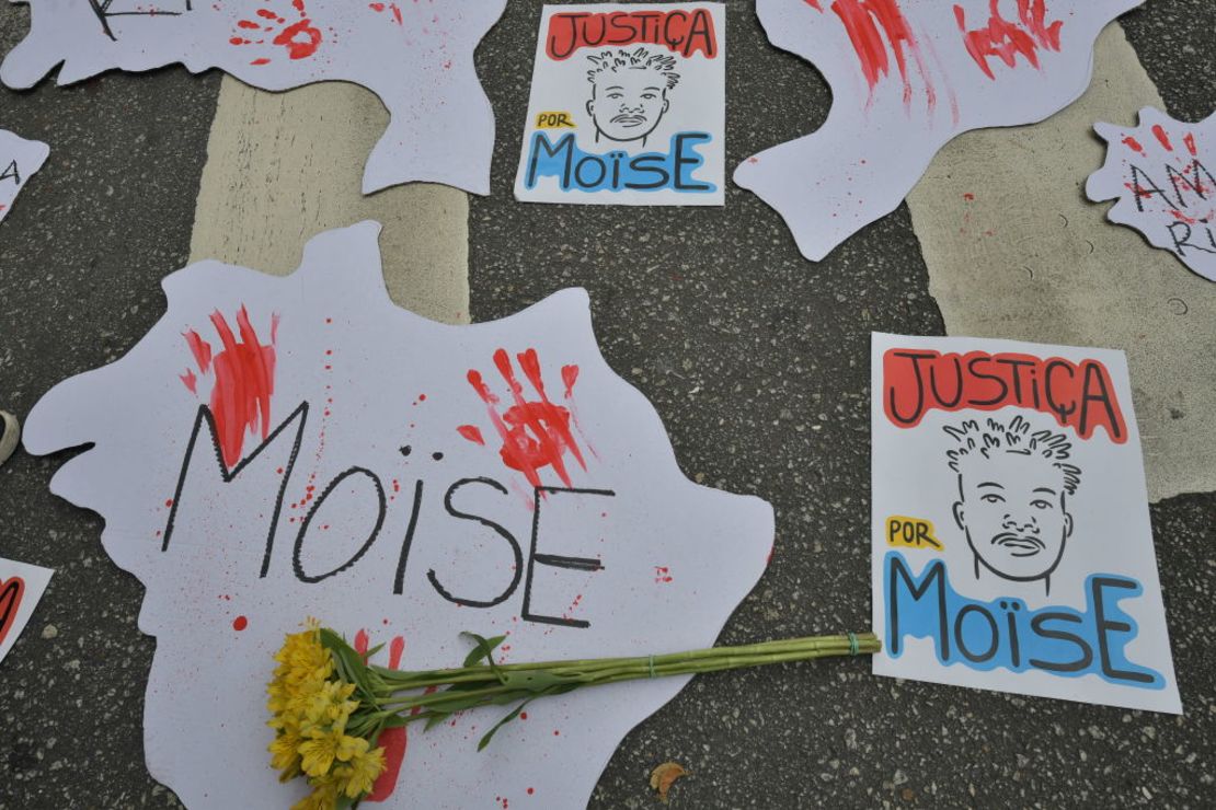 Vista de letreros en el pavimento exigiendo justicia durante una protesta contra el asesinato del refugiado congoleño de 24 años Moise Kabagambe en Sao Paulo, Brasil, el 5 de febrero de 2022. - Kabagambe fue asesinado a golpes por tres hombres después de una discusión en Río de Janeiro el 24 de enero de 2022.