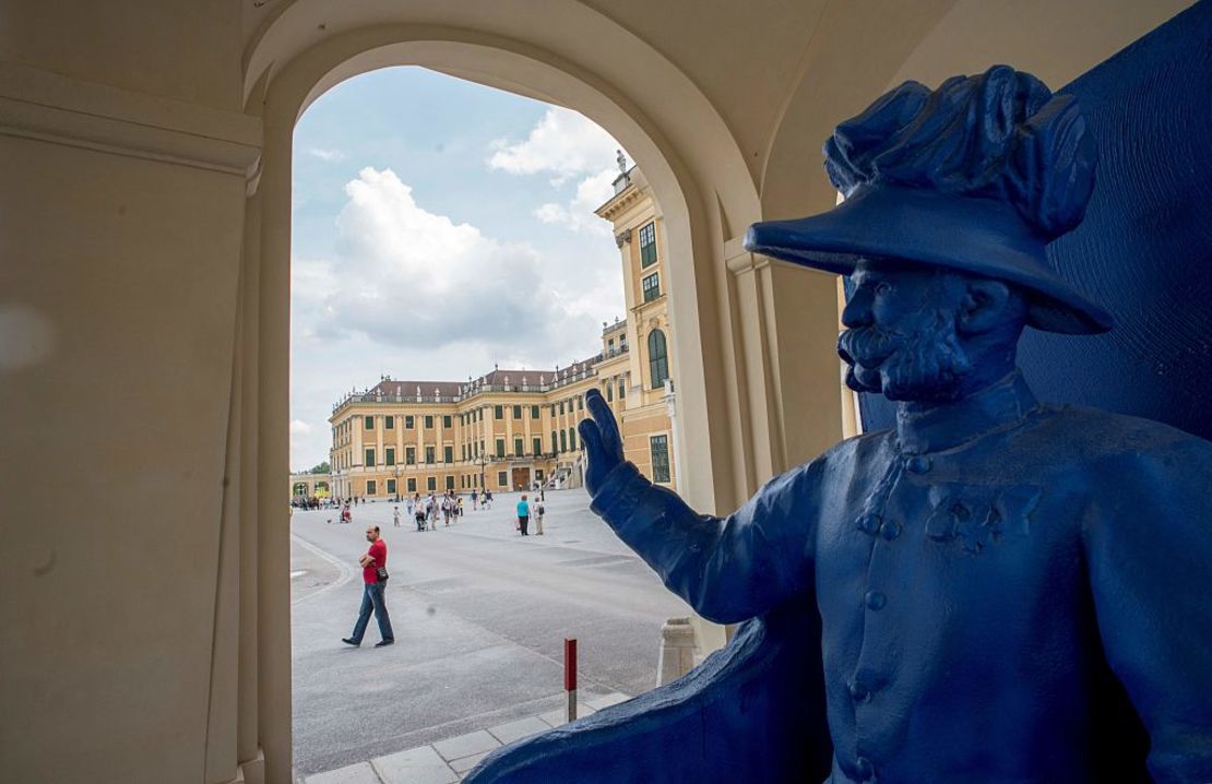 Una estatua de Francisco José I se exhibe frente al palacio de Schoenbrunn el 4 de junio de 2016 en Viena. Incluso un siglo después de su muerte, el emperador de Austria, Francisco José, todavía ocupa un lugar preponderante en la conciencia nacional, tanto como el custodio de la gloria imperial como la trágica figura responsable de su declive.