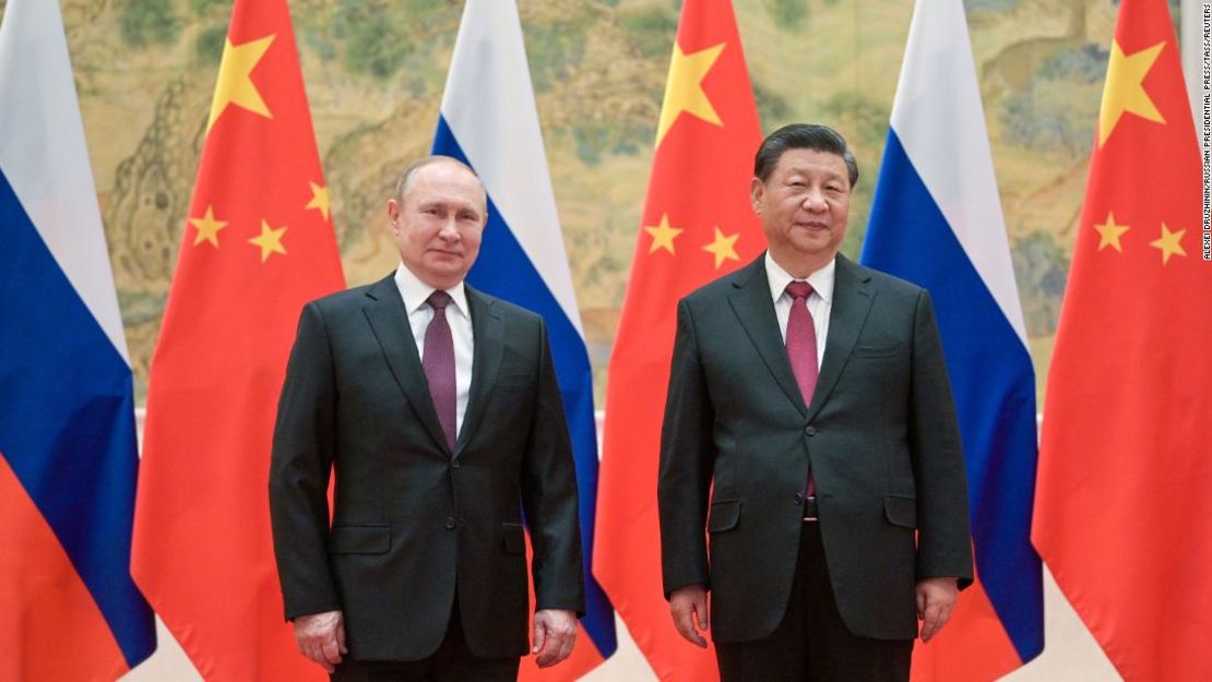 El presidente de Rusia, Vladimir Putin, y su homólogo chino, Xi Jinping, posan durante una reunión en Beijing el 4 de febrero de 2022.