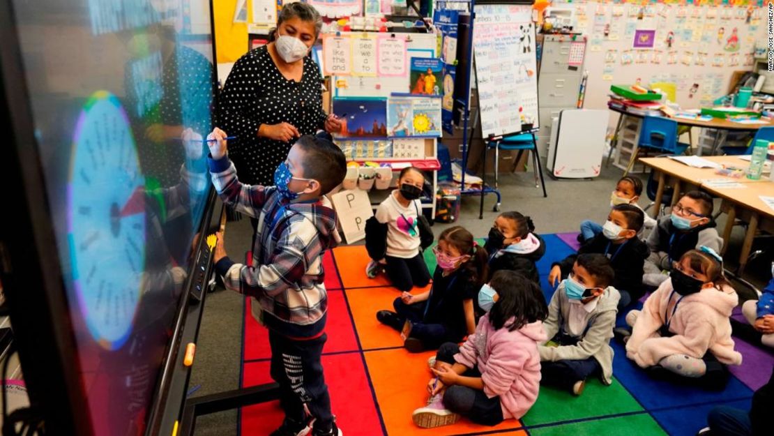 Una maestra de jardín de niños instruye a los estudiantes en una escuela primaria de Lynwood, California, el 12 de enero de 2022.