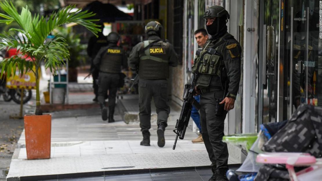 La Policía Nacional de Colombia patrulla las calles de Savarena, Arauca el 23 de enero.