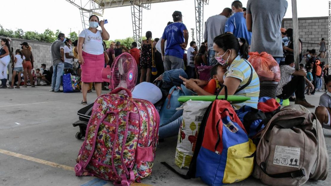 Venezolanos del estado Apure llegan a la zona de Arauca en Colombia luego de enfrentamientos en marzo de 2021.