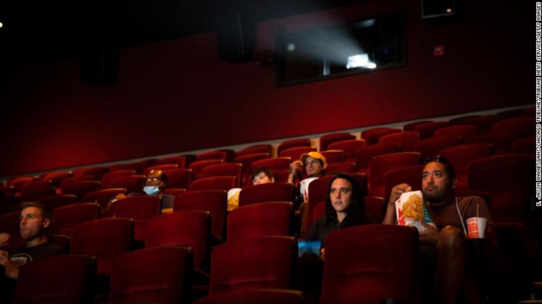 A pesar de que se quejan de que las películas son demasiado largas, los espectadores siguen yendo a ver películas largas en cines.