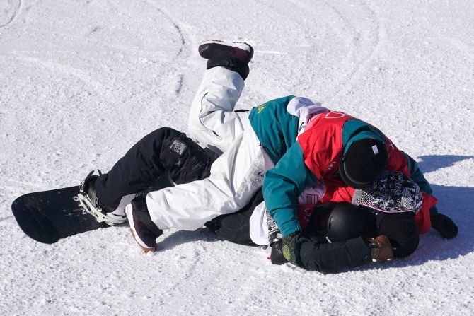 La snowboarder neozelandesa Zoi Sadowski-Synnott (abajo) es derribada por la estadounidense Julia Marino y la australiana Tess Coady después de su última carrera de Slopestyle el 6 de febrero. Sadowski-Synnott hizo historia al ganar la primera medalla de oro de su país en los Juegos Olímpicos de Invierno. Marino ganó la plata y Coady el bronce.