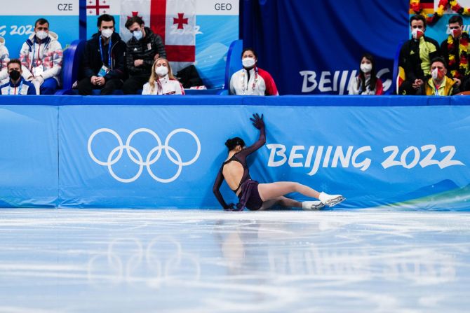 Zhu Yi de China se cae durante el programa corto femenino del evento del equipo de patinaje artístico el 6 de febrero. La patinadora nacida en EE. UU. se ha enfrentado a una tormenta de críticas en las redes sociales chinas después de terminar última en el evento.