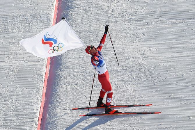 El ruso Alexander Bolshunov celebra después de ganar la medalla de oro en el skiatlón masculino el 6 de febrero.