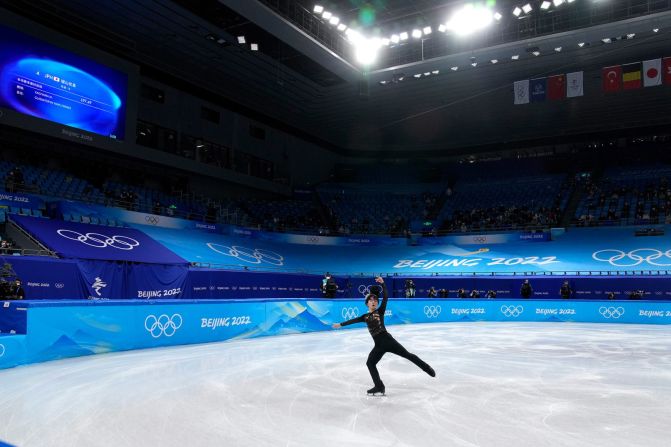 La patinadora artística japonesa Yuma Kagiyama compite en el evento por equipos el 6 de febrero.