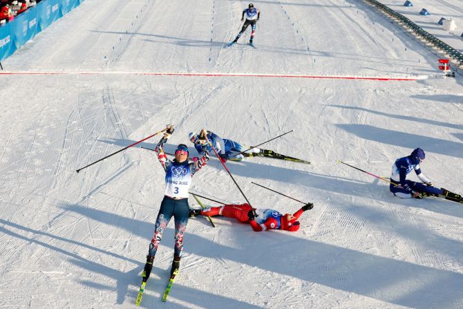 Therese Johaug de Noruega celebra después de cruzar la línea de meta para ganar el skiatlón femenino el sábado 5 de febrero. Fue el primer evento de medallas de estos Juegos Olímpicos.