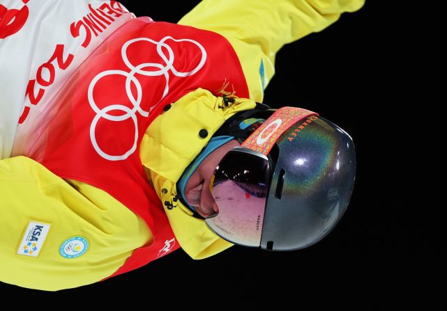 El esquiador de estilo libre Dmitriy Reikherd de Kazajstán realiza un truco durante la competencia de magnates masculinos el 5 de febrero.