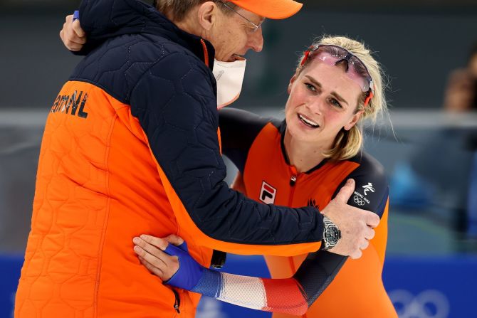 La patinadora de velocidad de Países Bajos Irene Schouten celebra después de ganar los 3.000 metros femeninos el 5 de febrero. Schouten estableció un nuevo récord olímpico en el evento, rompiendo un récord de 20 años establecido en los Juegos de 2002 en Salt Lake City.