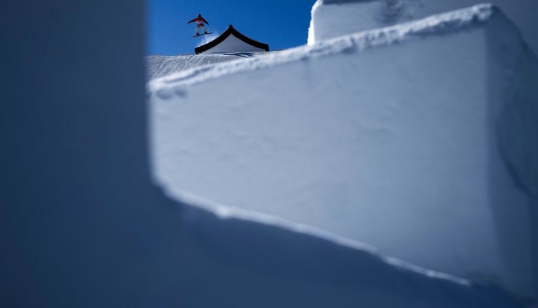 El snowboarder japonés Miyabi Onitsuka completa una carrera de clasificación en el evento de estilo de pistas el 5 de febrero.