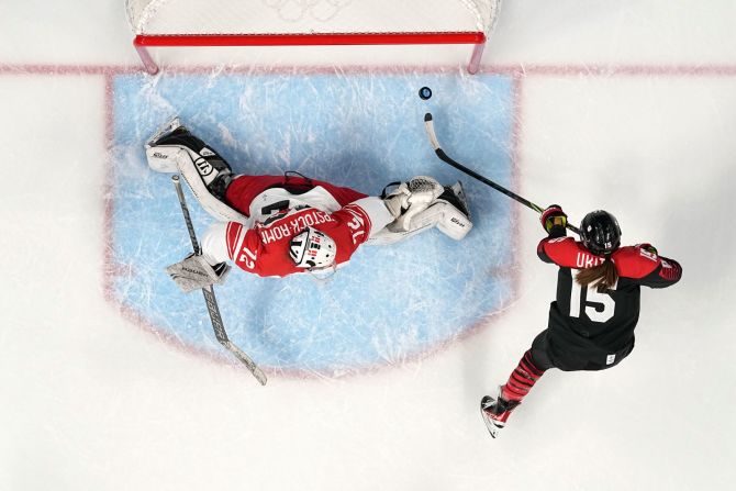 Rui Ukita de Japón anota contra Dinamarca durante un partido de hockey femenino el 5 de febrero. Japón ganó 6-2.