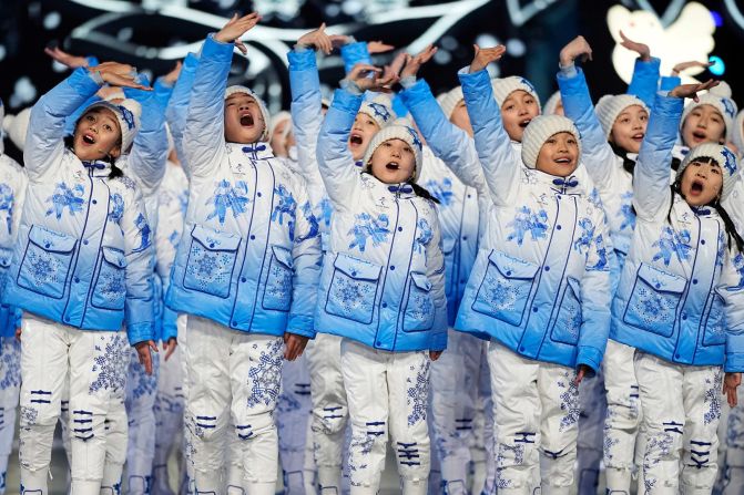 Niños actúan durante la ceremonia de apertura.