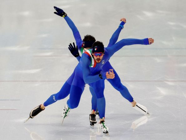 Patinadores de velocidad con el equipo olímpico italiano practican el 2 de febrero.