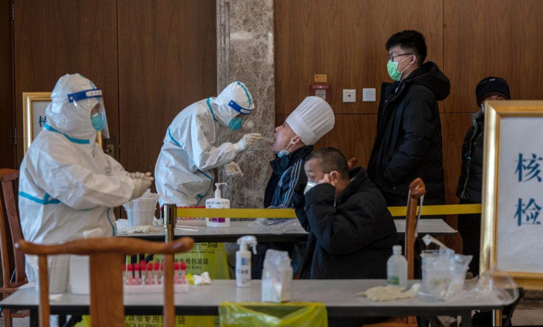 Un chef recibe una prueba de ácido nucleico en un hotel que alberga el Centro de Medios de Beijing para periodistas que trabajan fuera de la burbuja de circuito cerrado en los Juegos Olímpicos de Invierno de Beijing 2022 en el Parque Olímpico el 2 de febrero de 2022 en Beijing, China. Los atletas, funcionarios y periodistas que llegan a China para los Juegos Olímpicos de Invierno deben permanecer en una burbuja para evitar la propagación del coronavirus mientras China continúa manteniendo su política de cero covid.