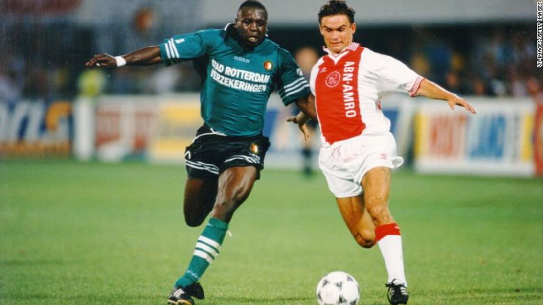 Overmars jugando para Ajax contra Feyenoord el 16 de agosto de 1995.