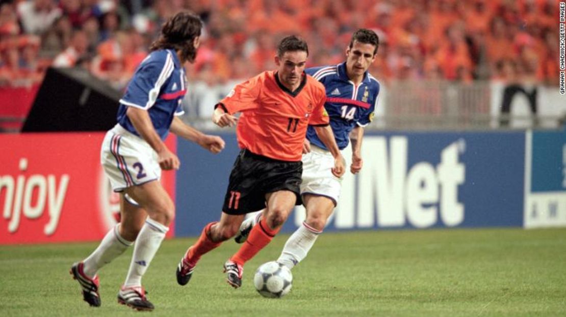 Overmars jugando contra Francia durante el Campeonato de Europa en 2000.