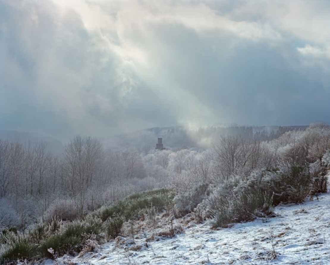 A través de la niebla se alza el castillo alemán de Grimburg, que data del siglo XII. Crédito: Frédéric Chaubin/Cortesía de TASCHEN