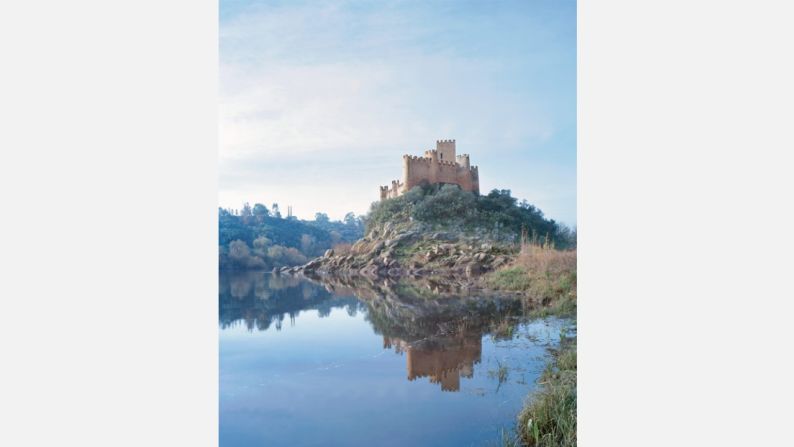 El castillo de arquitectura románica de Almourol, en Portugal, perteneció a la orden de los Templarios, muy activa en la introducción del cristianismo en la Península Ibérica.