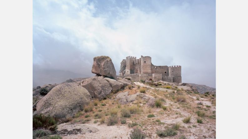 El castillo de Manqueospese parece fundirse con el paisaje de granito en España.