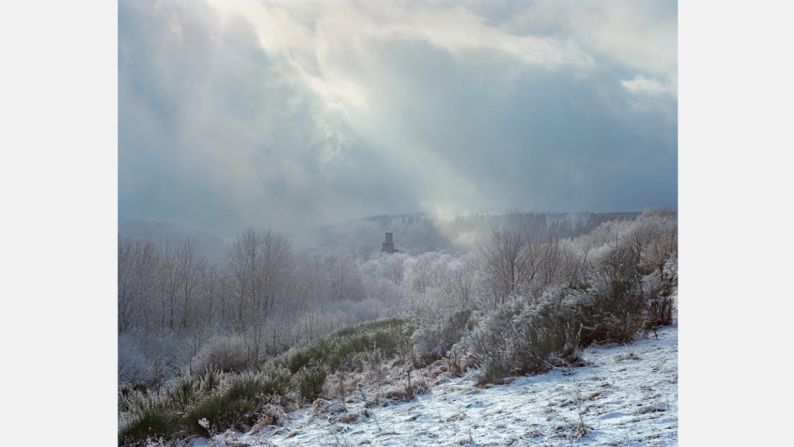 A través de la niebla se alza el castillo alemán de Grimburg, que data del siglo XII.