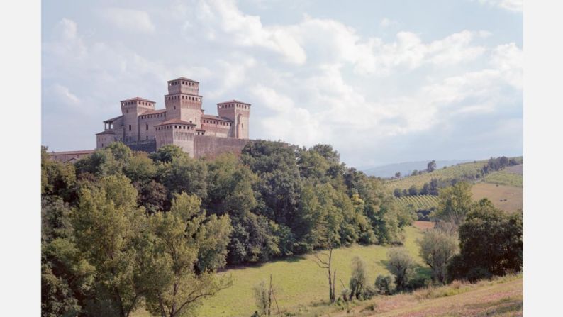 La fortaleza de Torrechiara en Italia, del siglo XV-XVI, albergaba originalmente a la nobleza, con galerías añadidas a la estructura un siglo después de su construcción.