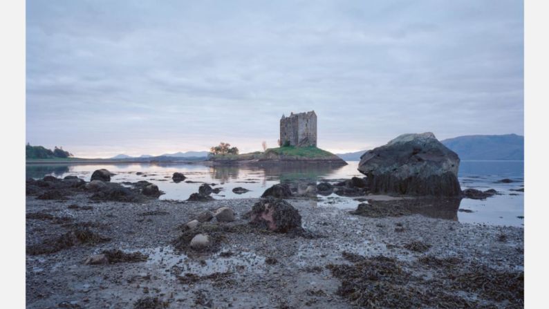 Una vista del castillo fortificado Stalker, en Escocia, que data del siglo XV.