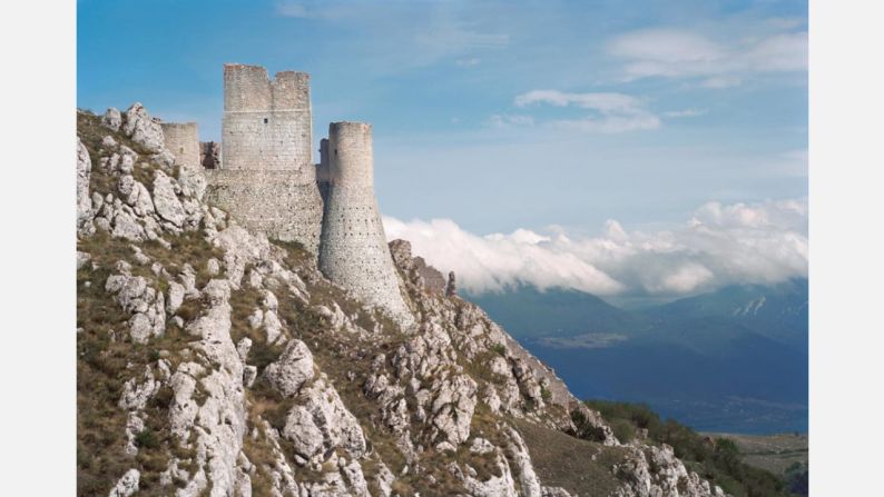 Un terremoto en el siglo XV dañó el castillo italiano Rocca Calascio, que data de los siglos XI-XIII.