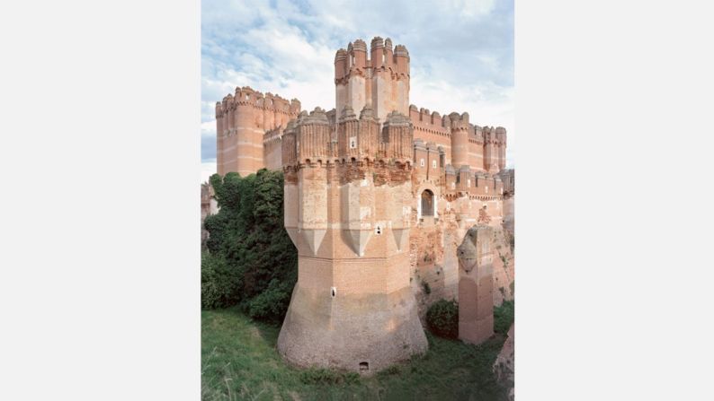 Combinando los estilos mudéjar y gótico, el castillo de Coca en España, del siglo XV-XVI, cuenta con un foso diseñado específicamente para estar seco.