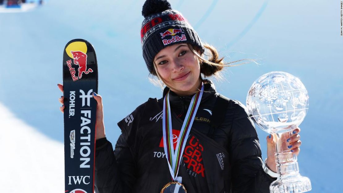 Eileen Gu después de quedar primera en la prueba de estilo libre halfpipe femenino en el Toyota U.S. Grand Prix el 8 de enero de 2022 en Mammoth, California.