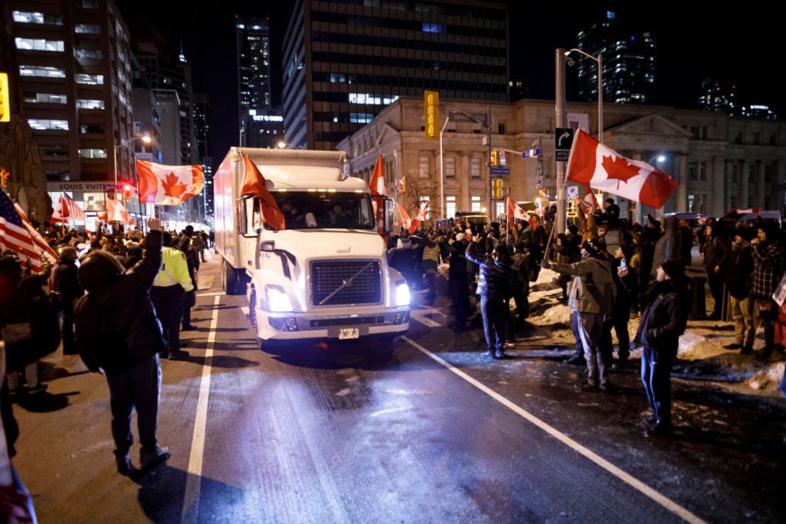 Un convoy de camioneros y simpatizantes ha ocupado el centro de Ottawa desde el  pasado 5 de febrero en protesta por el mandato de vacunas contra el covid-19 de Canadá, y los convoyes se ramificaron a otras ciudades importantes como Toronto este fin de semana.